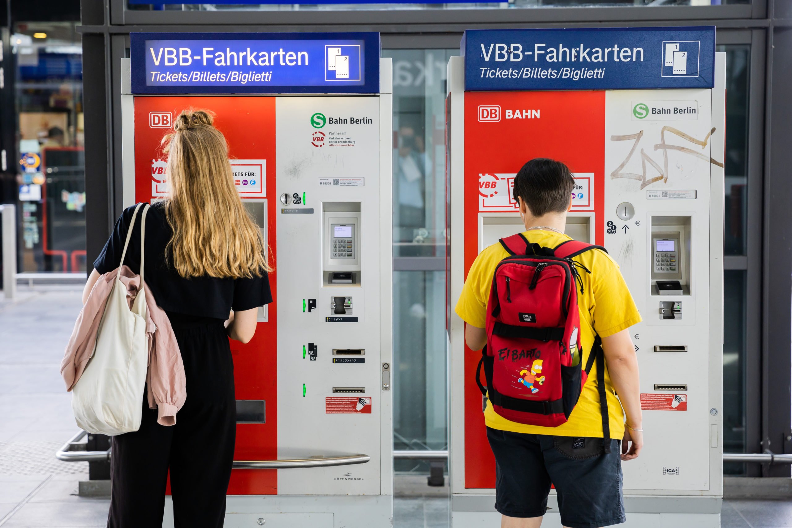 Two passengers buy tickets at Berlin Ostkreuz station
