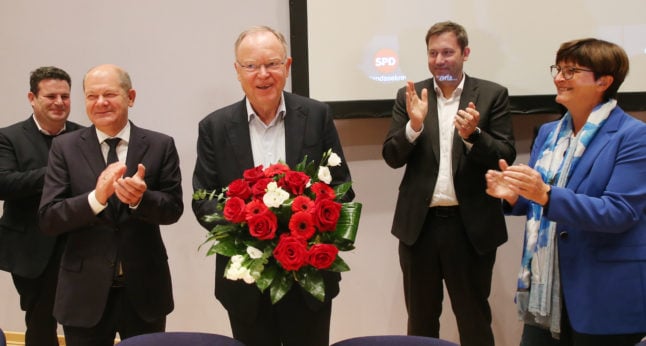 Labour Minister Hubertus Heil, Chancellor Olaf Scholz, Lars Klingbeil and Sakia Esken (both SPD chairwomen) congratulate Stephan Weil, state premier of Lower Saxony. 
