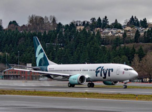 Flyr airplane landing