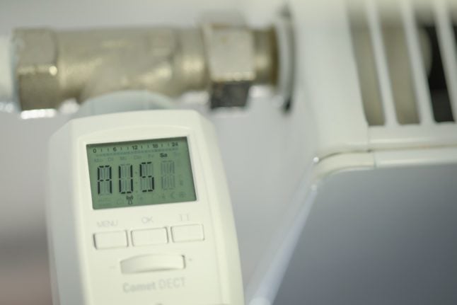 An electronic thermostat