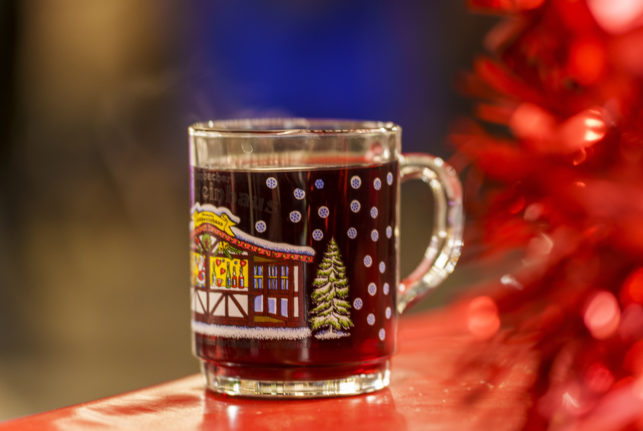 A mulled wine cup stands on the table at a Christmas market in Offenbach.