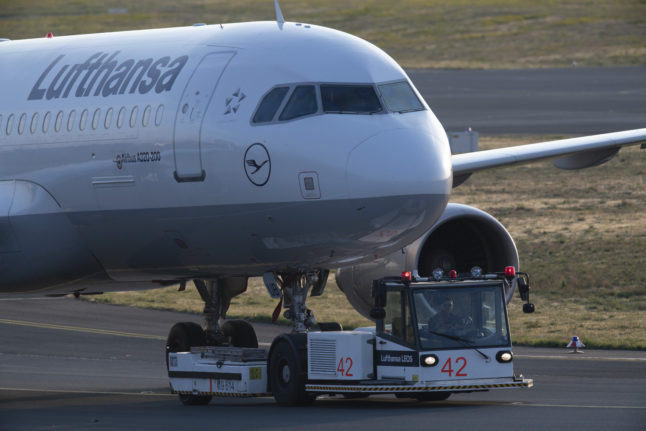 Lufthansa to raise salaries for German cabin crew