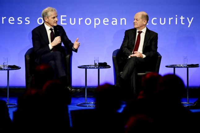 Norwegian Prime Minister Jonas Gahr Store (L) and German Chancellor Olaf Scholz speak during a debate during the 21st Congress on European Security and Defence in Berlin, on November 30th, 2022. Photo by John Macdougall / AFP