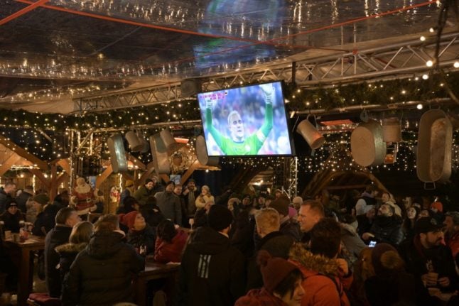 People watch the Qatar 2022 World Cup Group E football match between Costa Rica and Germany at the Breitscheidplatz in Berlin, on December 1, 2022. 