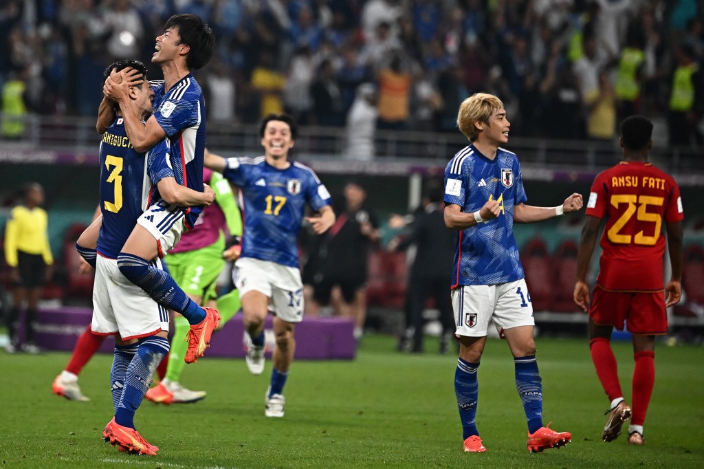 Jepang mengejutkan Spanyol tetapi keduanya mencapai babak 16 besar Piala Dunia