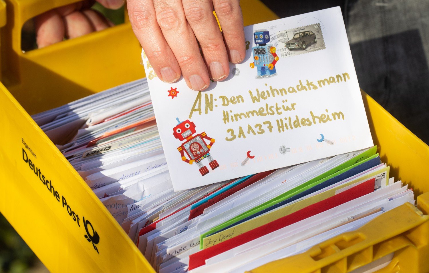 An employee from the Hildesheim Himmelsthür Christmas post office shows letters to Santa Claus.