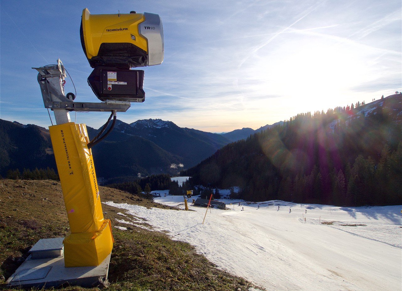 A snow cannon at Spitzingsee. Due to exceptionally mild temperatures, several ski resorts are having to restrict operations, as it has also been too warm for artificial snowmaking in recent days.