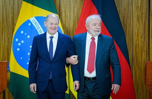 German Chancellor Olaf Scholz (l, SPD) and Luiz Inacio Lula da Silva, President of Brazil, stand together after the press conference at the President's official residence.