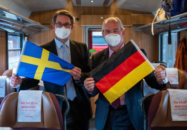 Andreas Scheuer (CSU, l), Federal Minister of Transport and Digital Infrastructure, and Per Thöresson, Sweden's ambassador to Germany, stand at Berlin Gesundbrunnen station on the first private overnight train between Berlin, Copenhagen and Stockholm.