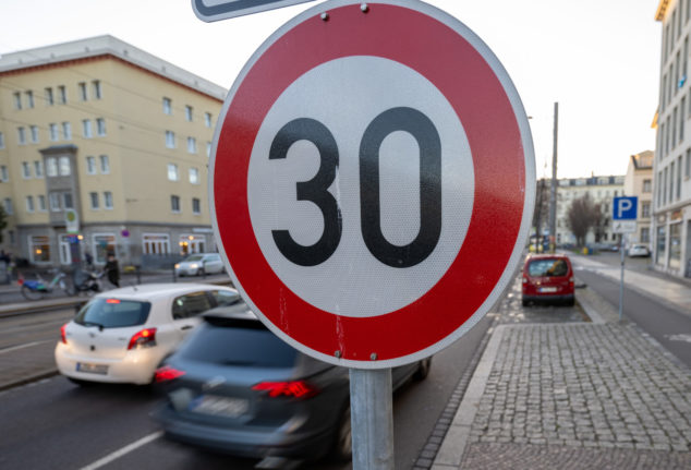 A sign informs motorists on Ranstädter Steinweg in Leipzig that the speed limit is 30 km/h.