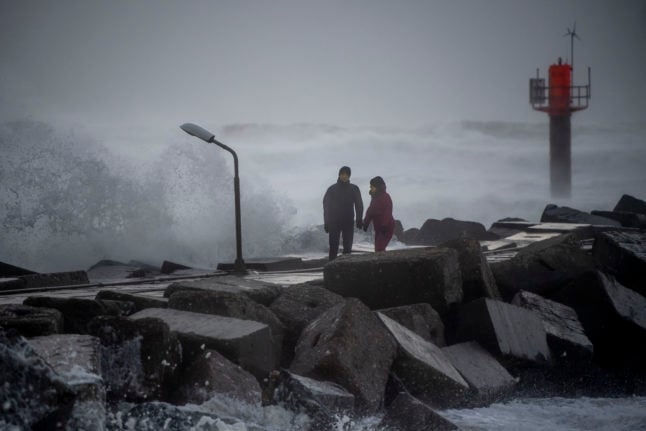 Storm Otto subsides but travel delayed and thousands left without power
