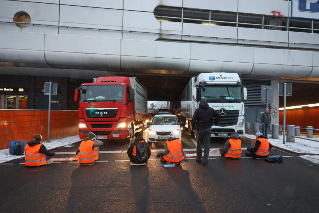 Activists of the “Last Generation” movement stuck to the A100 and A115 in Berlin on Monday.