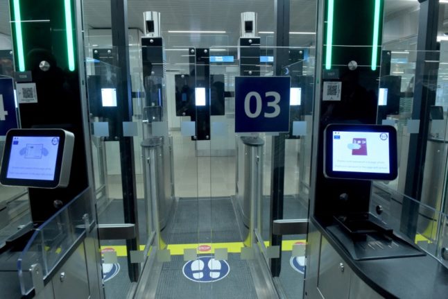 Paris airports plan to cut queues with automated passport gates for non-EU travellers
