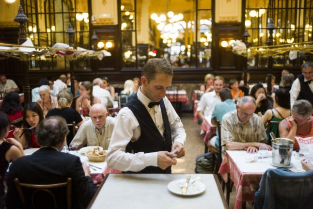 Reader question: What time do the French eat dinner? 