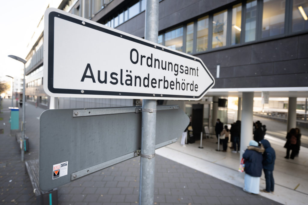 A sign points to the Foreigners' Authority and the Public Order Office in Frankfurt am Main. 