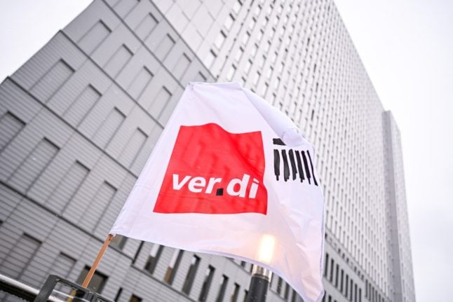 A flag of the Verdi trade union flies during the warning strike in front of the Charite hospital in Berlin-Mitte on Monday.