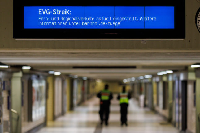 "EVG strike. Long-distance and regional services currently suspended" is written on a display board at the main train station in Nuremberg. With a large-scale nationwide warning strike, the EVG and Verdi unions paralysed large parts of the public transport system on Monday.