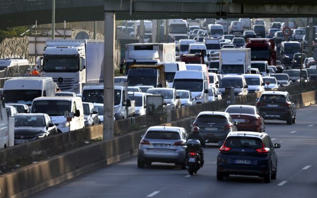 Paris weighs car-sharing lane for crucial ring road