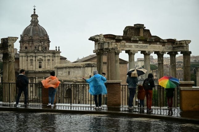 Tourists under rain in Rome