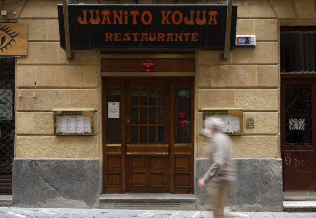 Why do many bars and restaurants in Spain close on Mondays?