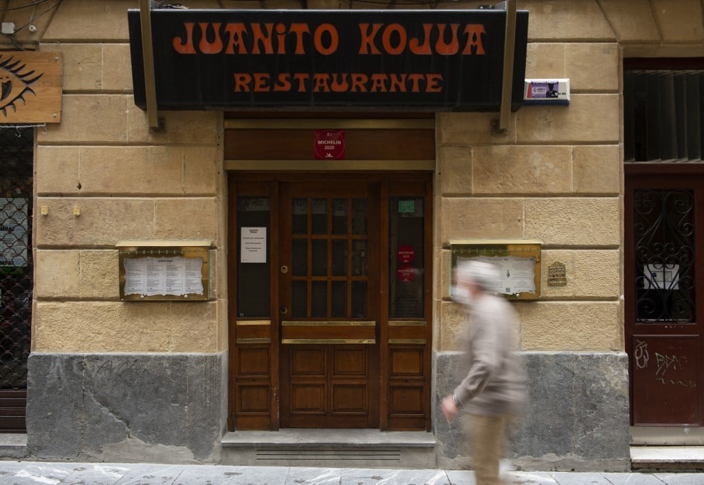 Why do many bars and restaurants in Spain close on Mondays? thumbnail