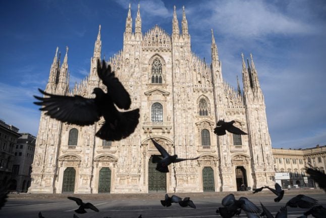 Pigeons in Milan's Piazza Duomo