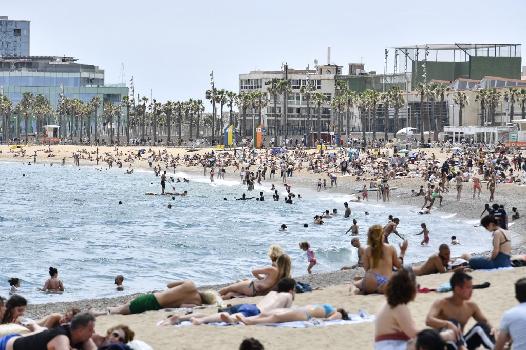 Barcelona police to offer beach kits when clothes are stolen