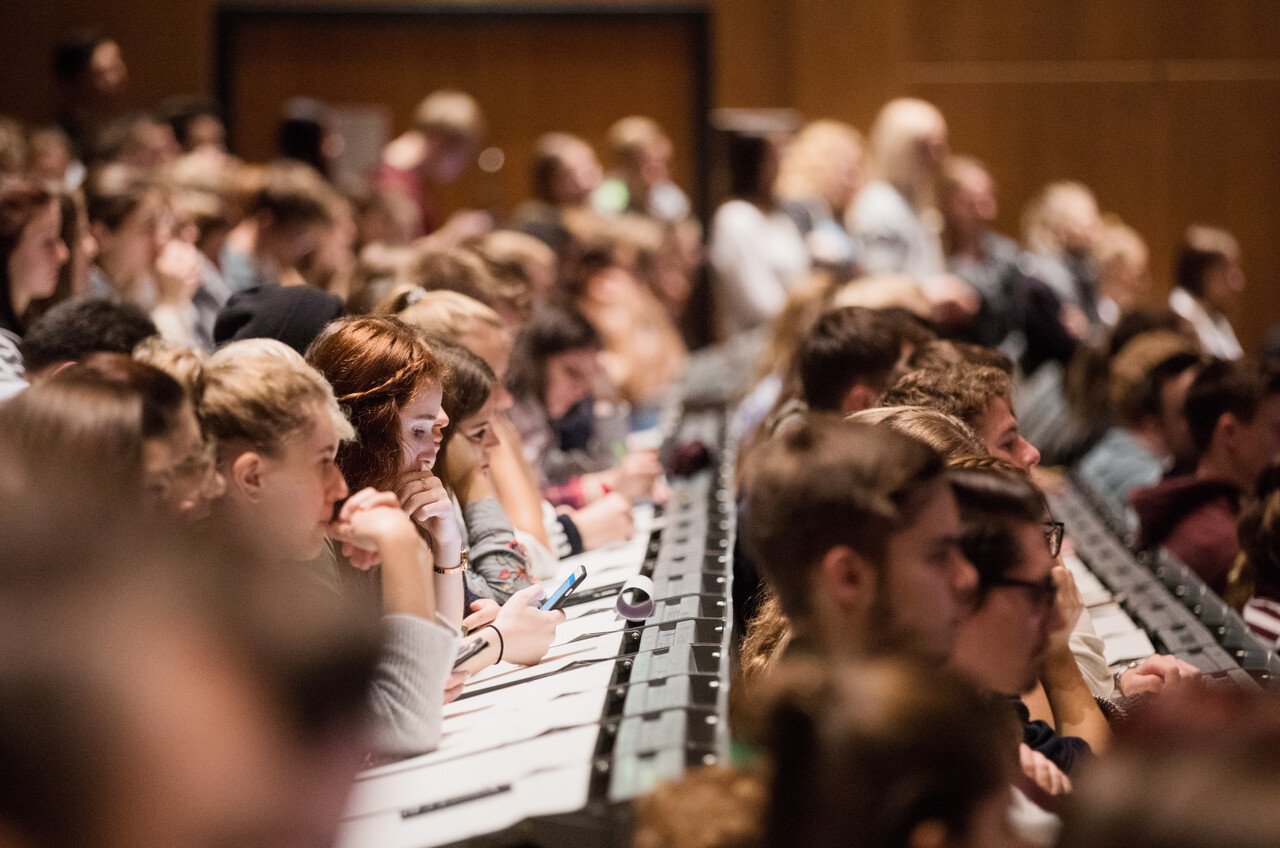 Students in the lecture hall in the main building of Cologne University.