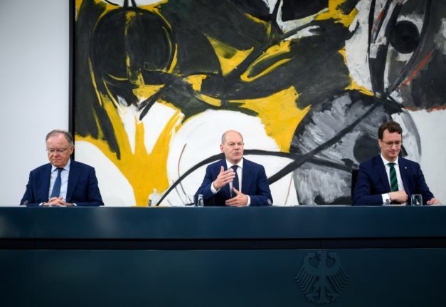 Stephan Weil, state premier of Lower Saxony, Chancellor Olaf Scholz and Hendrik Wüst, state premier of North Rhine-Westphalia, at a press conference after the federal-states summit. 