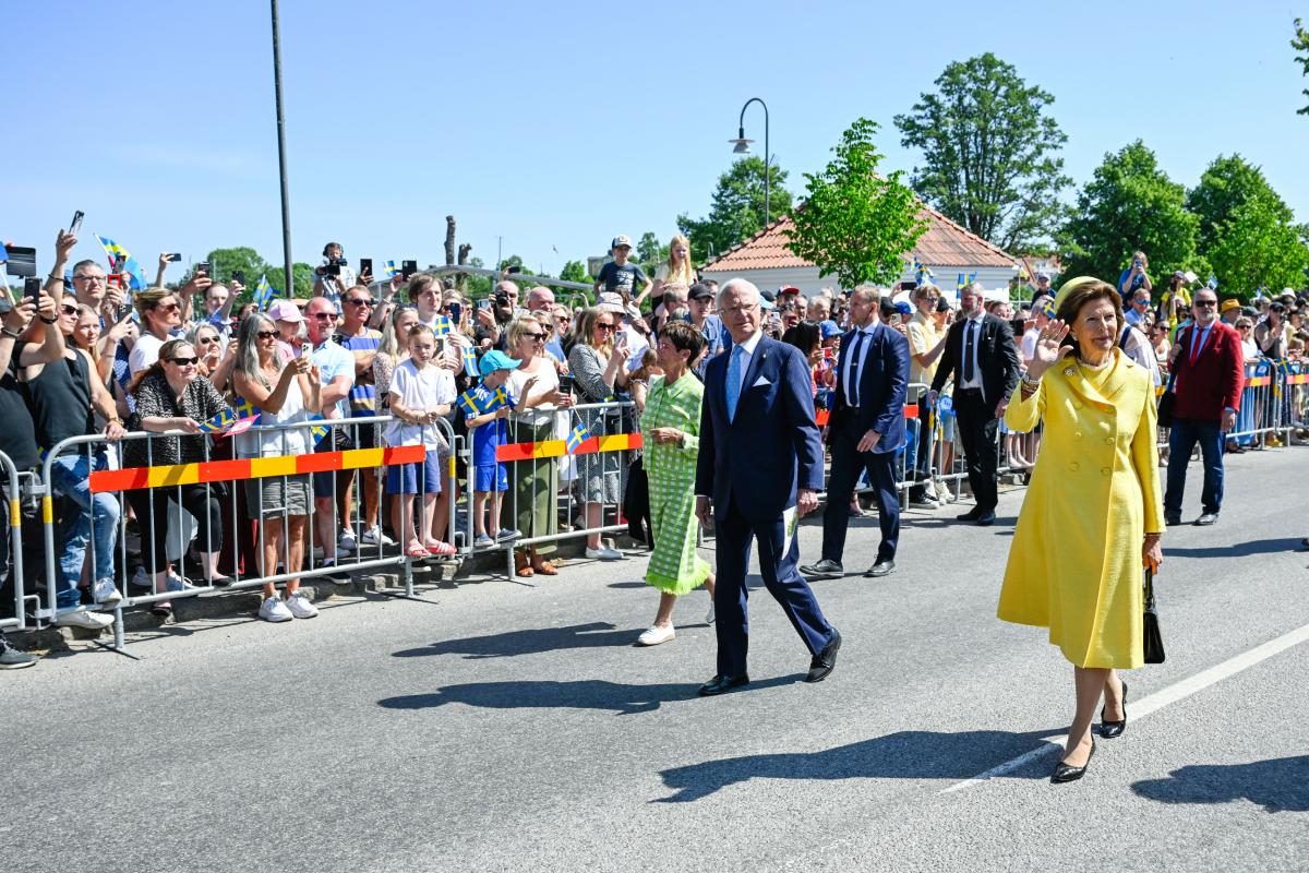 King Carl Gustaf - Queen Silvia walking