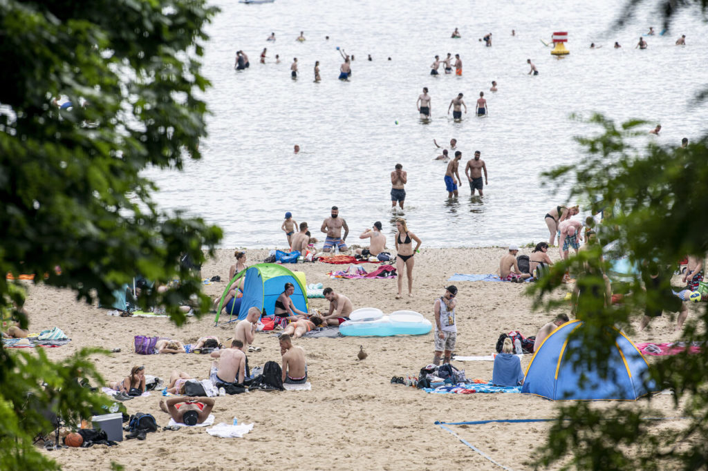 Visitors enjoy the warm weather at Müggelsee. 