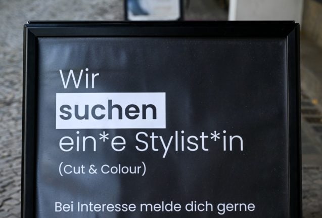 An advertise for a hair stylist in gender neutral German