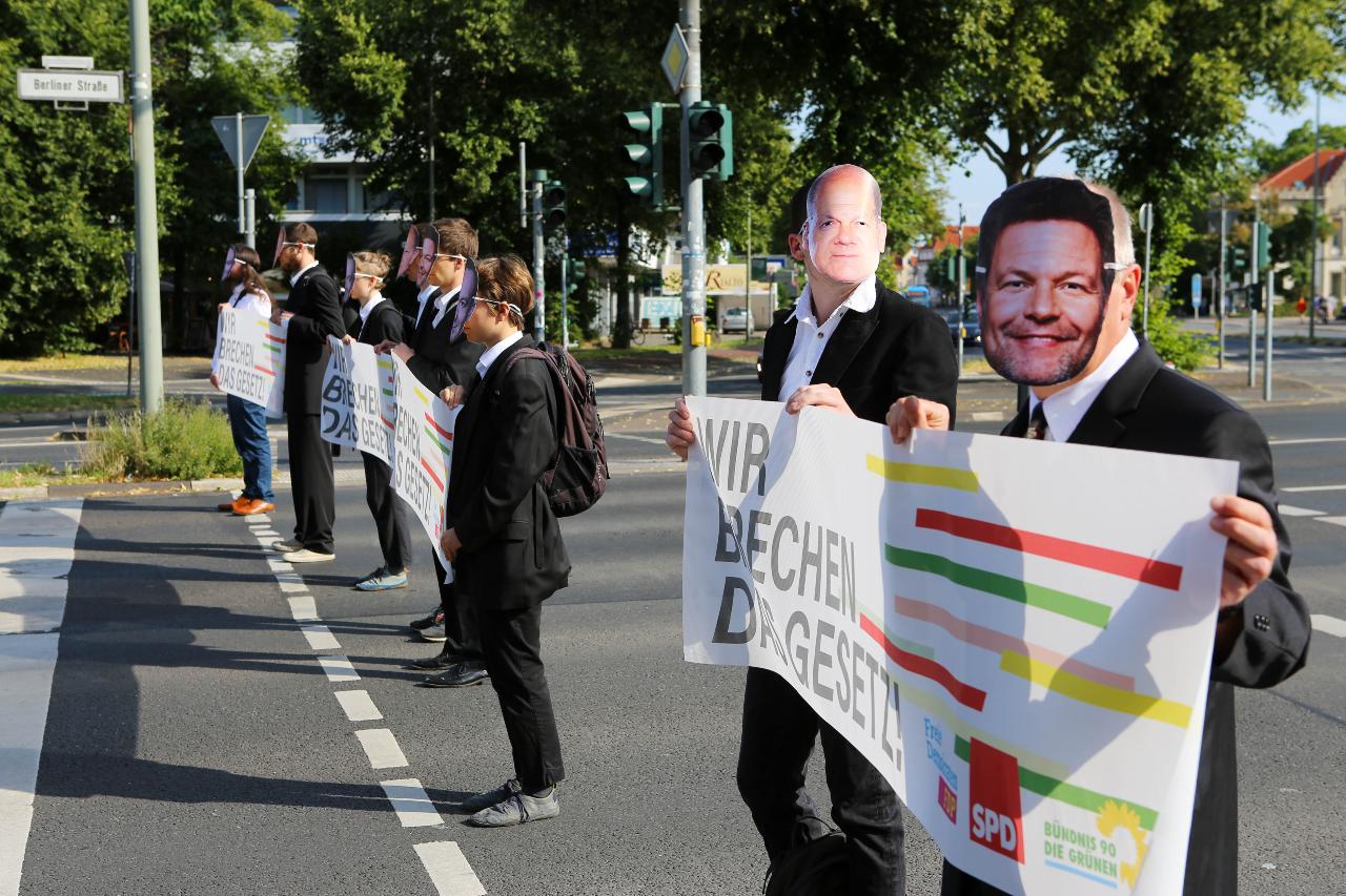 Climate activists from Last Generation block a street in Göttingen