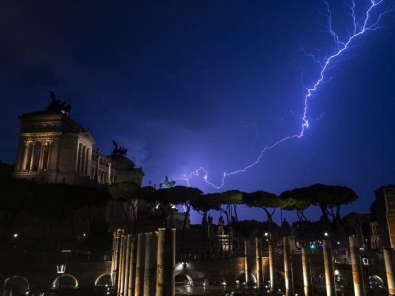 How does the Italian government's storm alert system work?