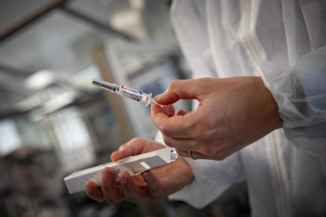 French pharmacies licensed to give vaccines without prescription