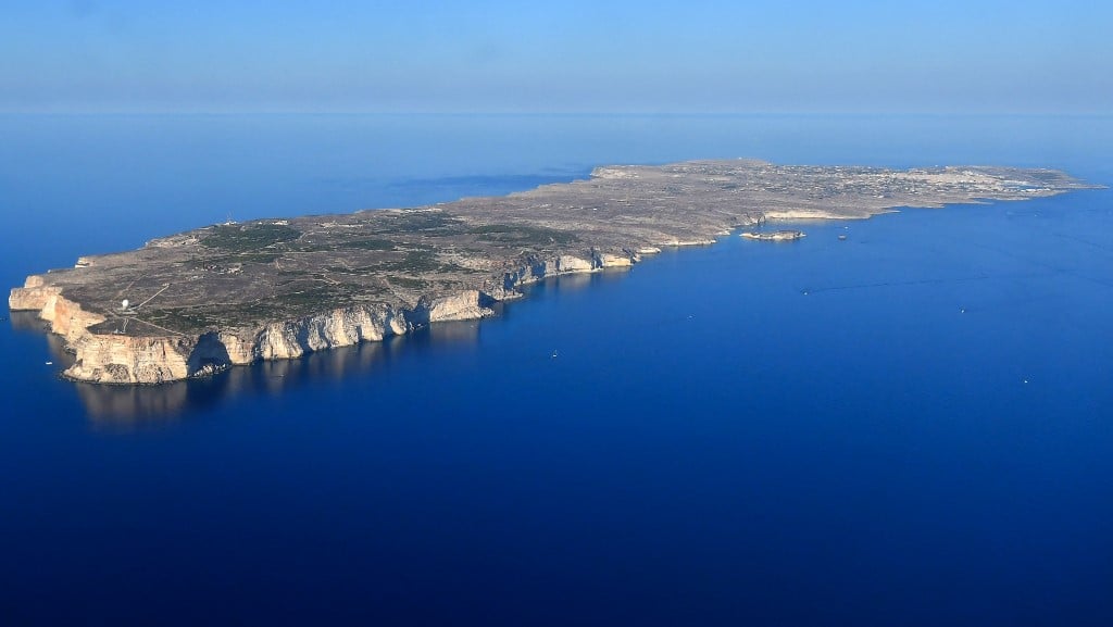 At least 30 migrants missing in shipwrecks off Italy