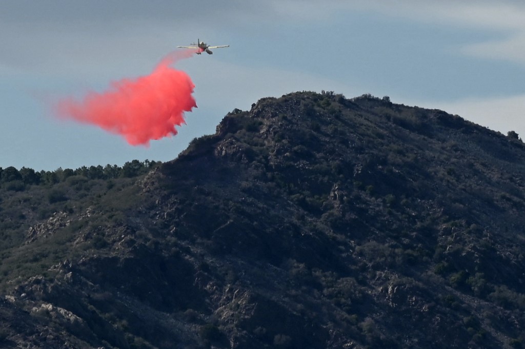 Firefighters contain wildfire near Spanish-French border thumbnail