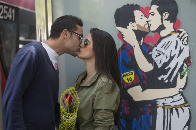 What are the rules of kissing in Spain?