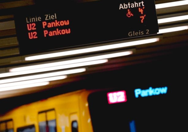 A U2 U-Bahn train pulls in at Pankow station