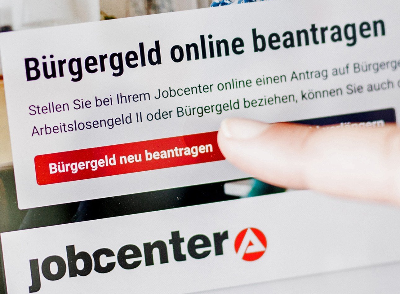A woman clicks on an online application for Bürgergeld