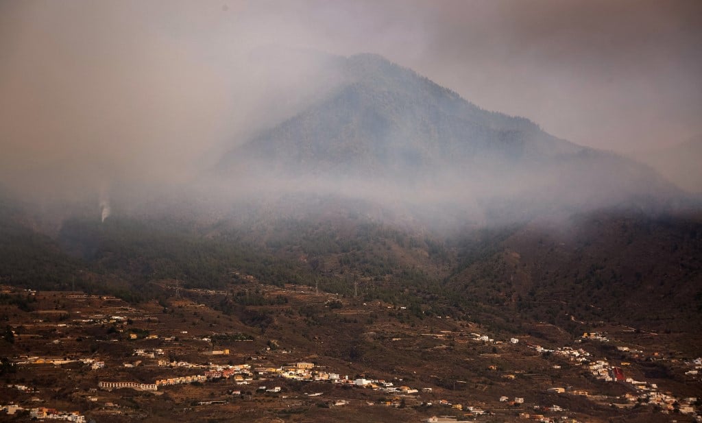 Looming heat and wind threaten to restoke Spain's Tenerife wildfire thumbnail