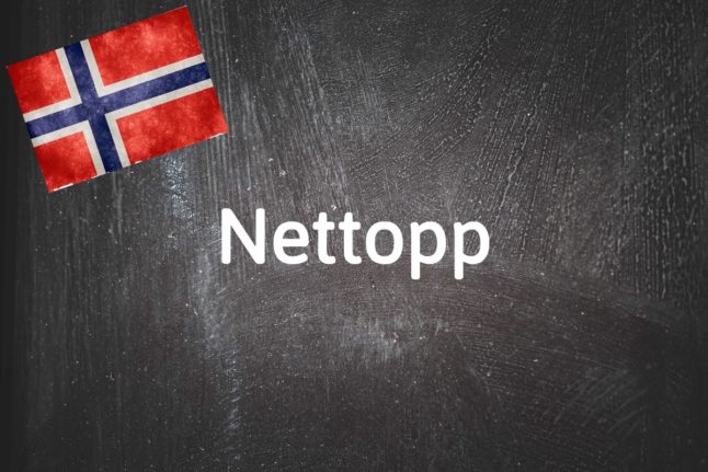 The Norwegian word of the day, nettopp, displayed on a chalkboard with a Norwegian flag in the background.