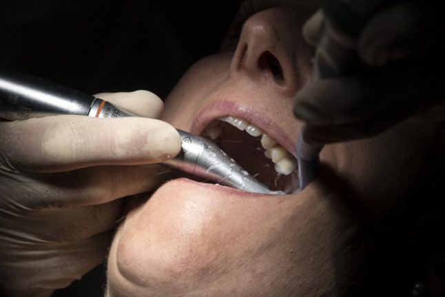 The French social security system will reimburse dental treatment at a lower rate from October 1st.