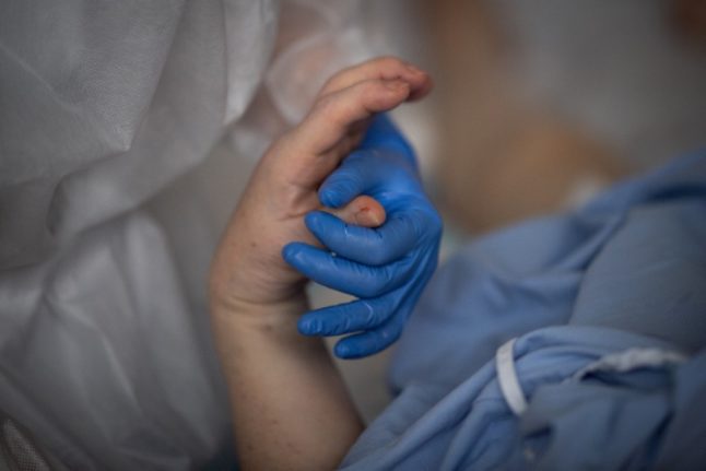 There is a special procedure for leaving end-of-life instructions to doctors in France. Read our guide how to do it.