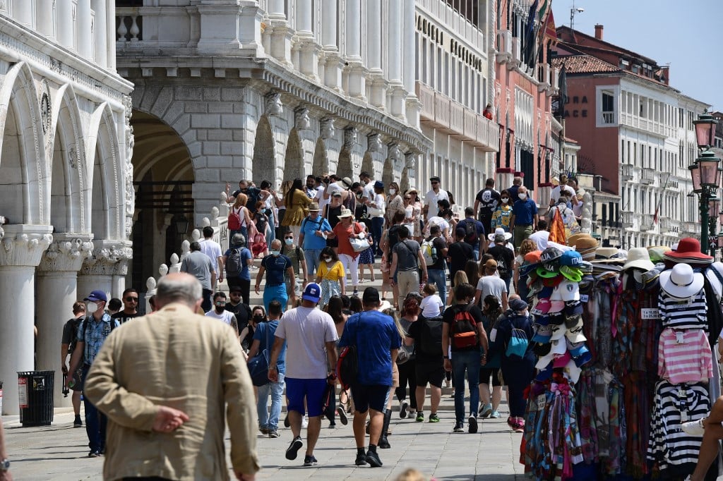 Tourists crowd the Ponte della Paglia bridge in Venice on June 5th, 2021. 