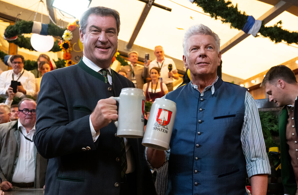 Bavarian state premier Markus Söder (CSU), and Munich mayor Dieter Reiter (SPD), kick off Oktoberfest with the traditional beer tapping on September 16th.