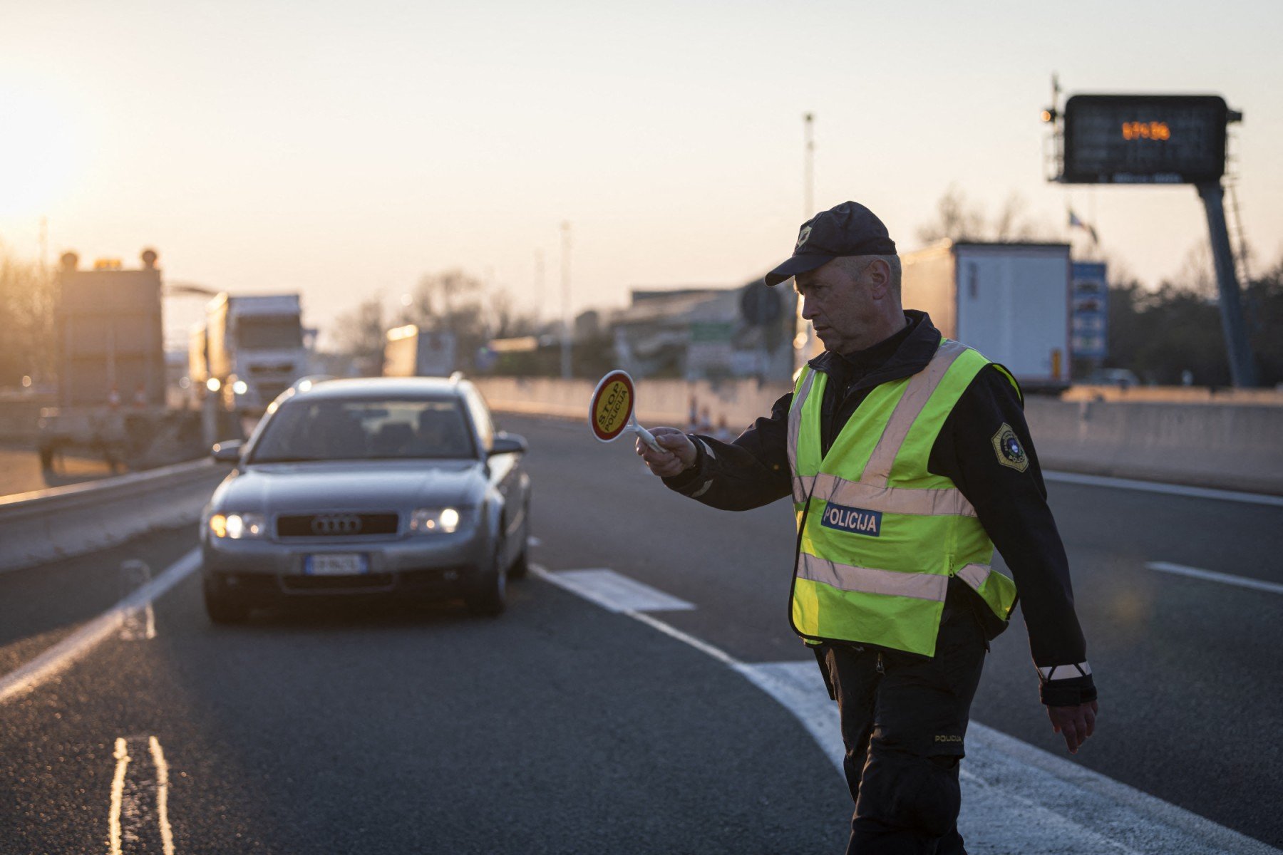 Italy brings in checks on Slovenia border over security fears