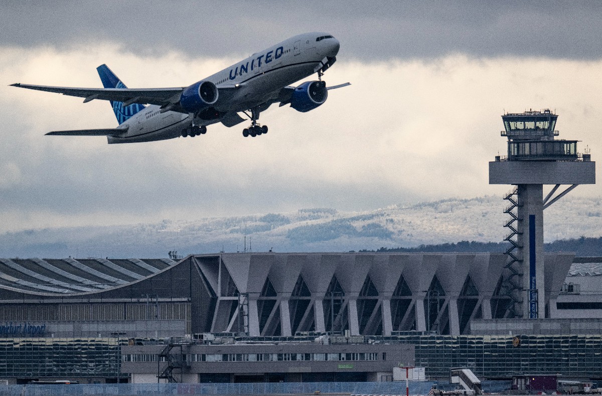 A United Airlines flight departs from Frankfurt.