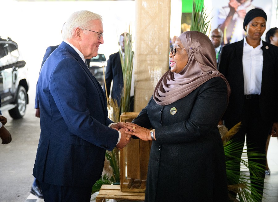 Federal President Frank-Walter Steinmeier (l) is welcomed by Samia Suluhu Hassan, President of Tanzania, at State House in Daressalam.