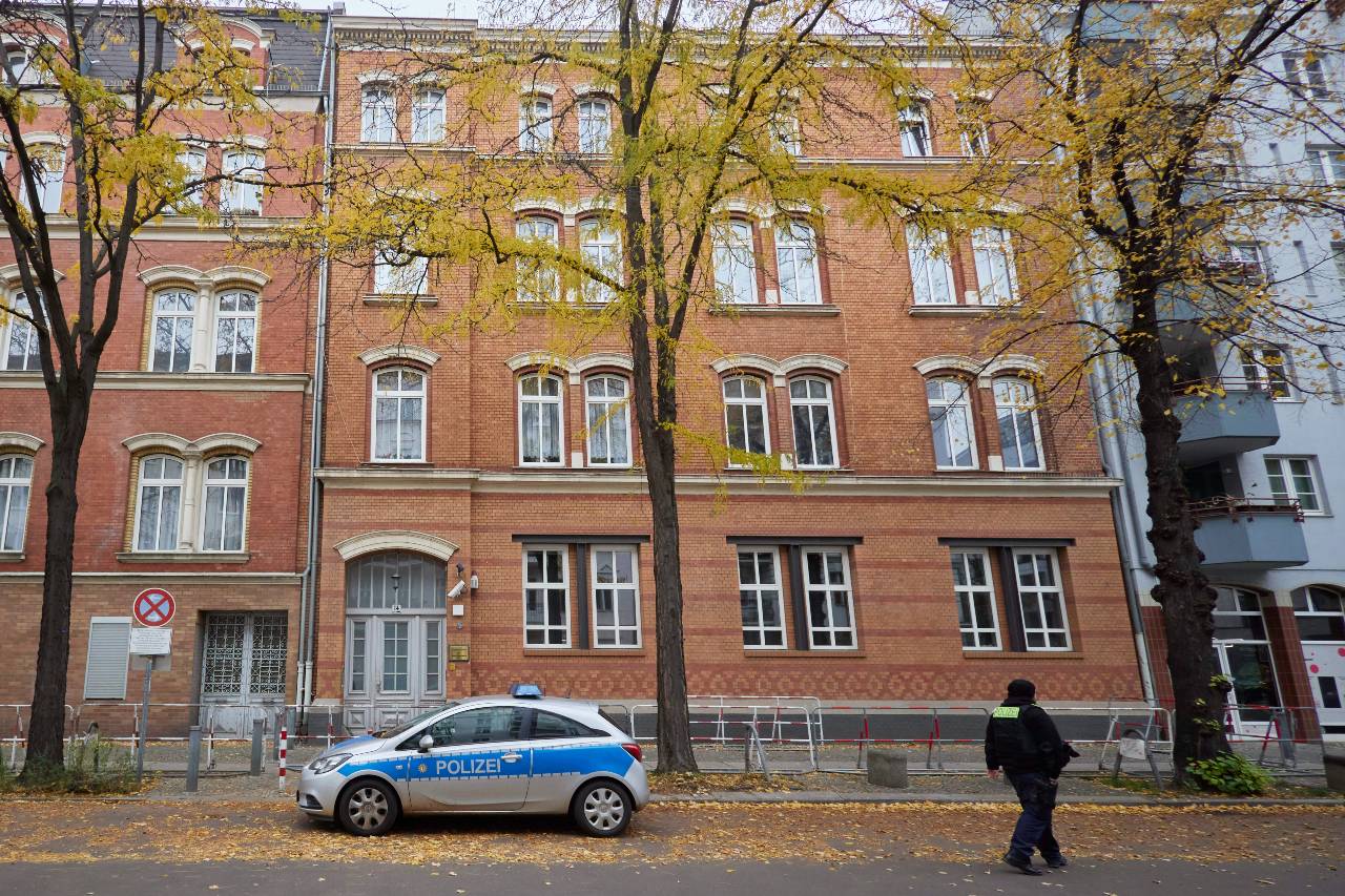Police watch a synagogue in Berlin 
